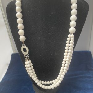 Dubbele ketting met grote en kleinere witte kralen