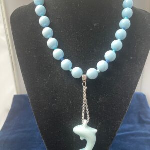 Ketting met grote lichtblauwe kralen en dolfijnhanger