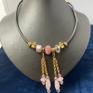 Leren ketting met roze kralen en rozekwarts kralen