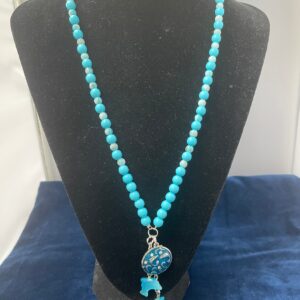 Lange ketting met blauwe en zilverkleurige kralen en dolfijnhangers